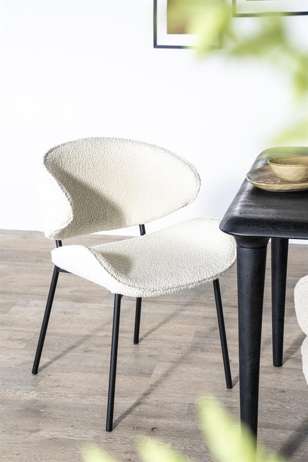 Eetkamerstoel Tess beige stof met armleuning, schuin vooraanzicht in een interieur
