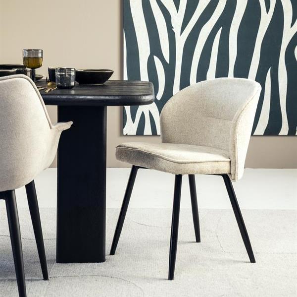Eetkamerstoel Riley beige stof, vooraanzicht in een interieur