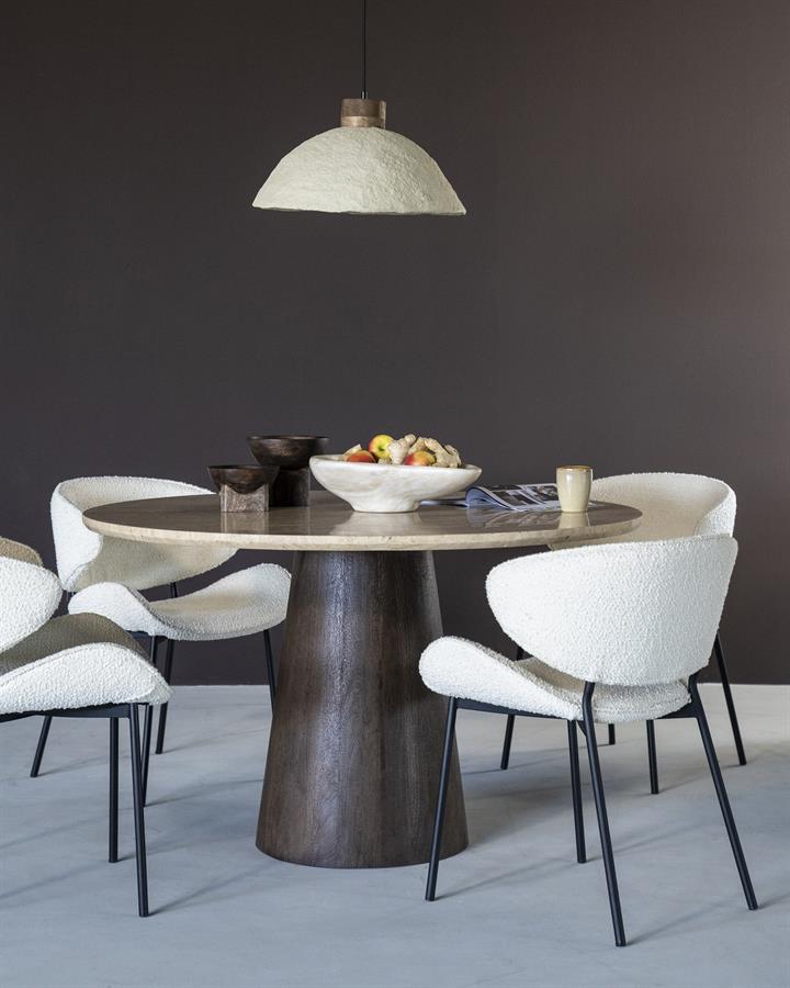 Eetkamerstoel Tess beige stof met armleuning, vooraanzicht in een interieur