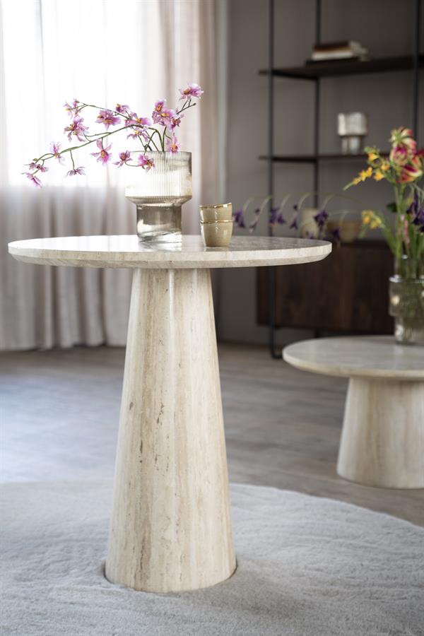 Eettafel Aime beige travertin, vooraanzicht in een interieur