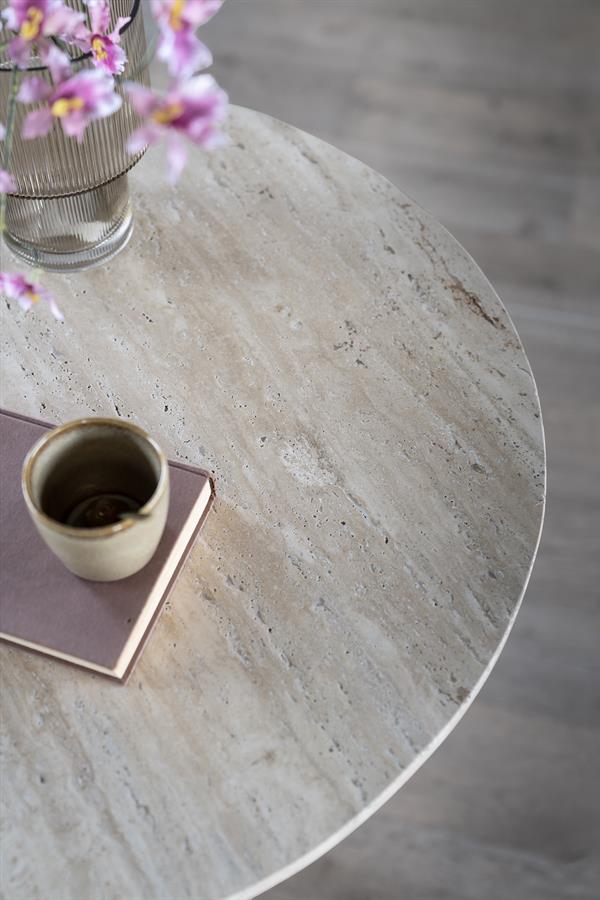Eettafel Aime beige travertin, detail van het materiaal