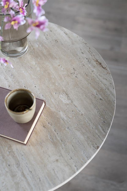 Eettafel Aime beige travertin, detail van het materiaal