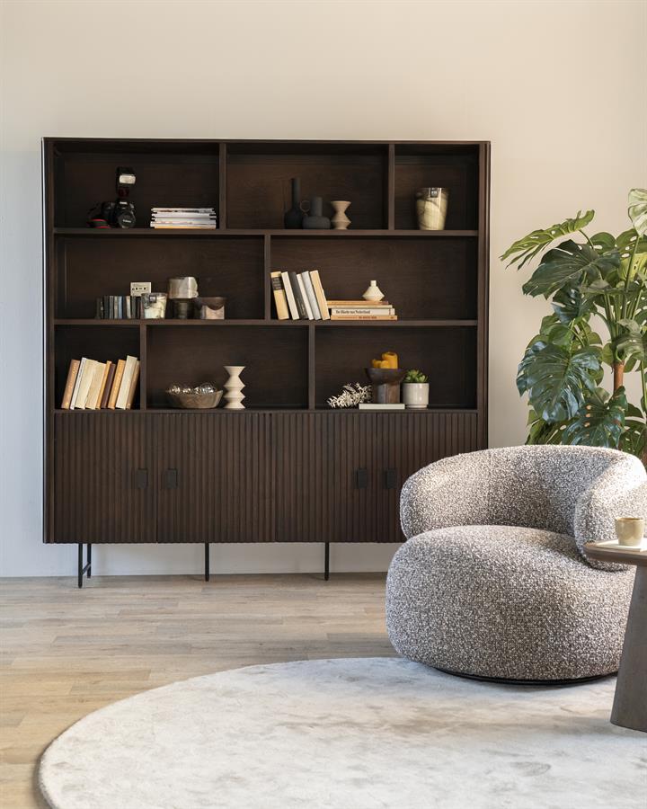 Kast Remi zwart mangohout 8 vakken, vooraanzicht in een interieur