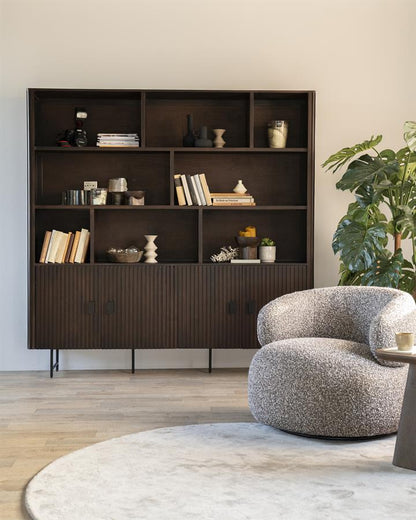 Kast Remi zwart mangohout 8 vakken, vooraanzicht in een interieur