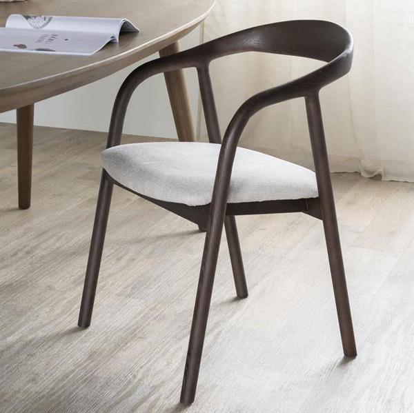 Eetkamerstoel Rayven | Donker Bruin Essenhout | Met Armleuning