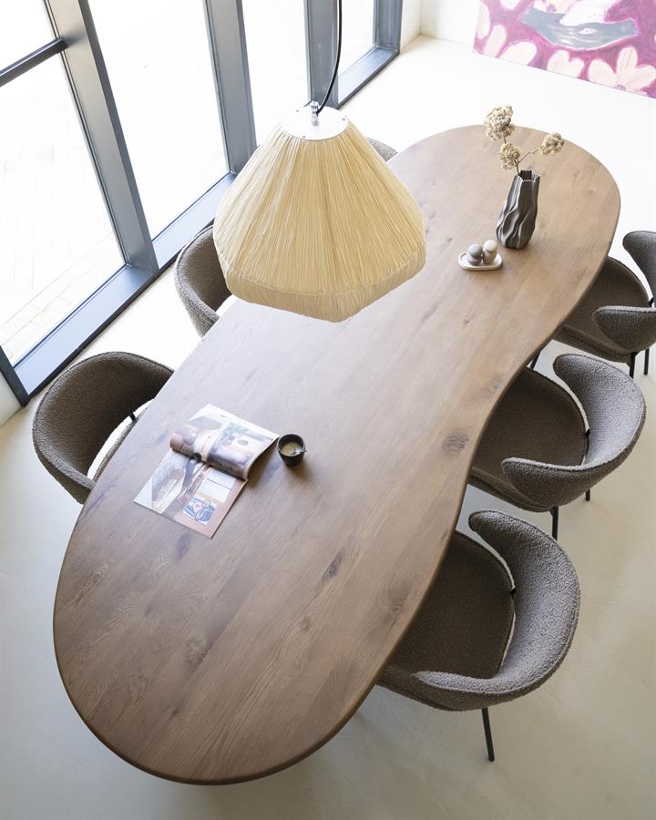 Eettafel Josh bruin eikenhout organische vorm, bovenaanzicht in een interieur