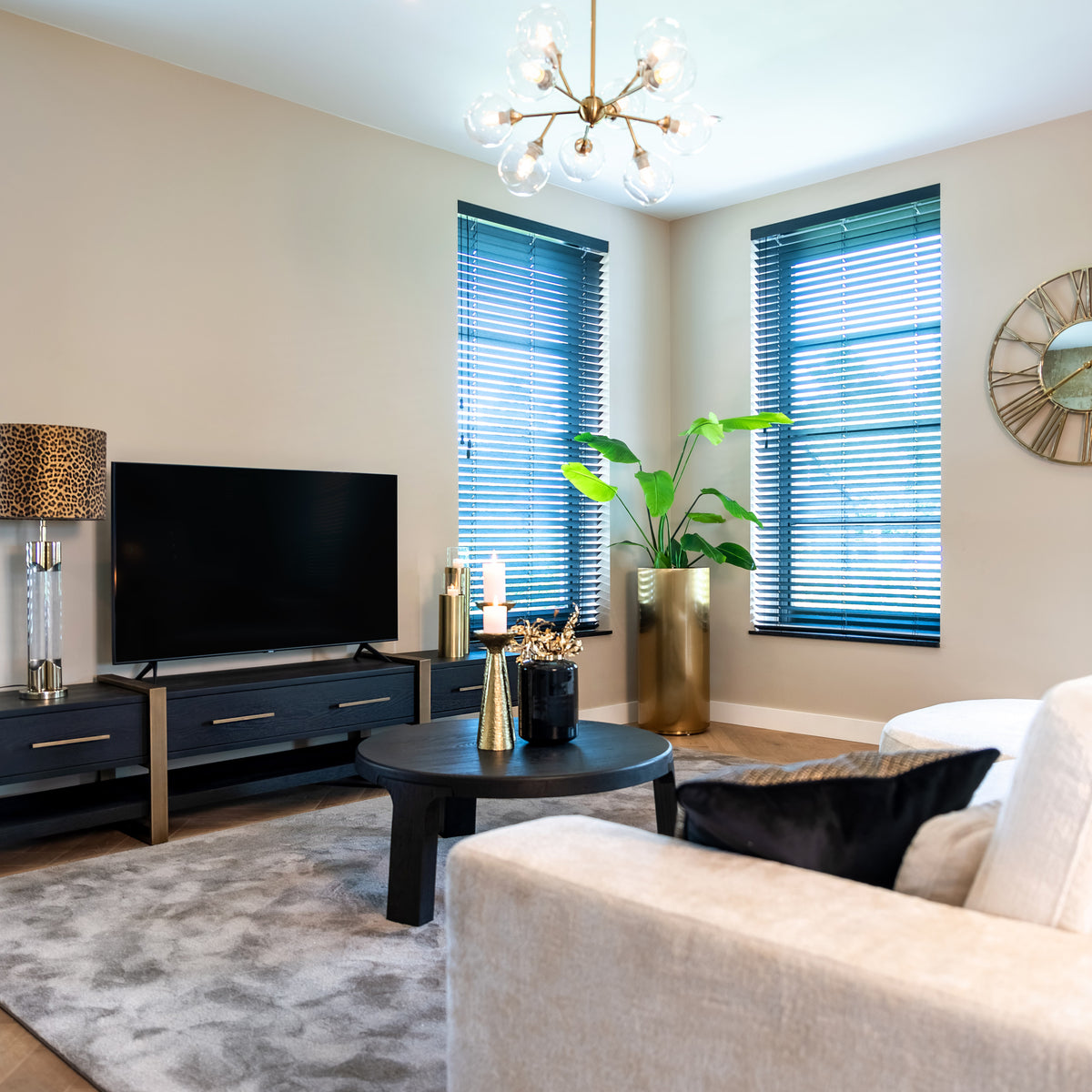 TV-Meubel Cambon bruin eikenhout in een interieur