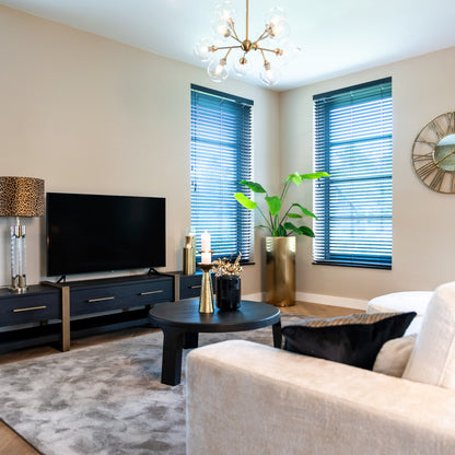 TV-Meubel Cambon bruin eikenhout in een interieur