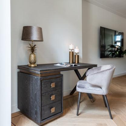 Bureau Hunter zwart eikenhout, schuin vooraanzicht in een interieur