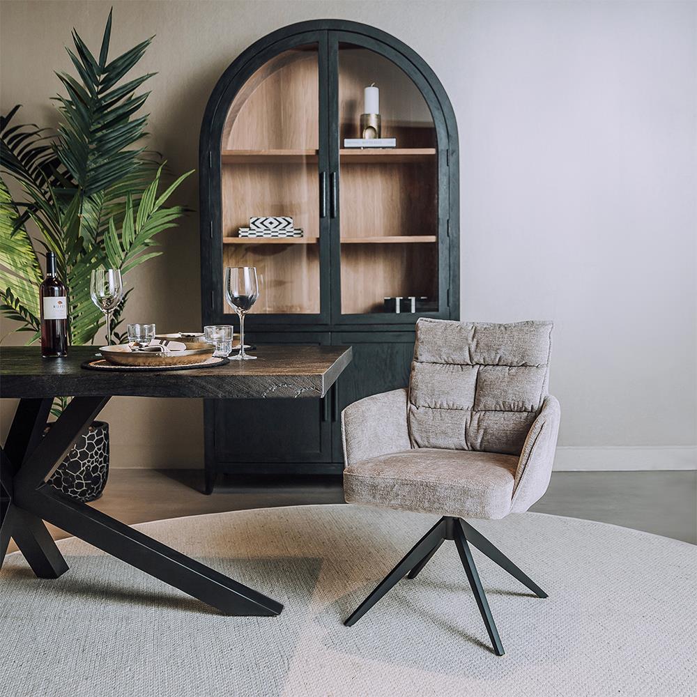 Eetkamerstoel Rosora met armleuning beige stof in een interieur