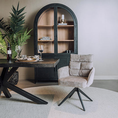 Eetkamerstoel Rosora met armleuning beige stof in een interieur