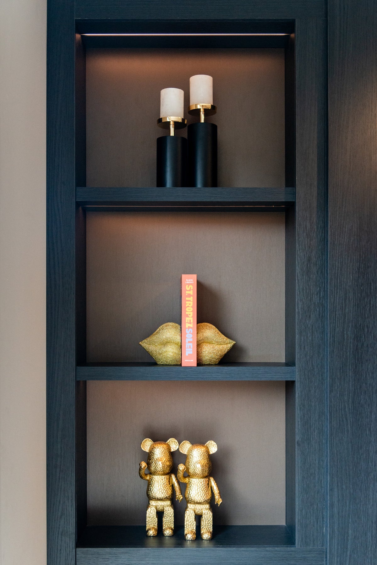 Weave Bear goud in een interieur
