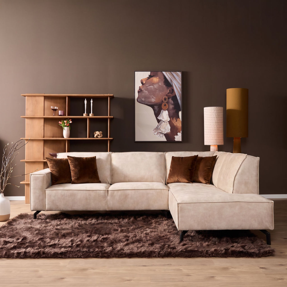 Hoekbank Floris velvet beige, schuin vooraanzicht in een interieur