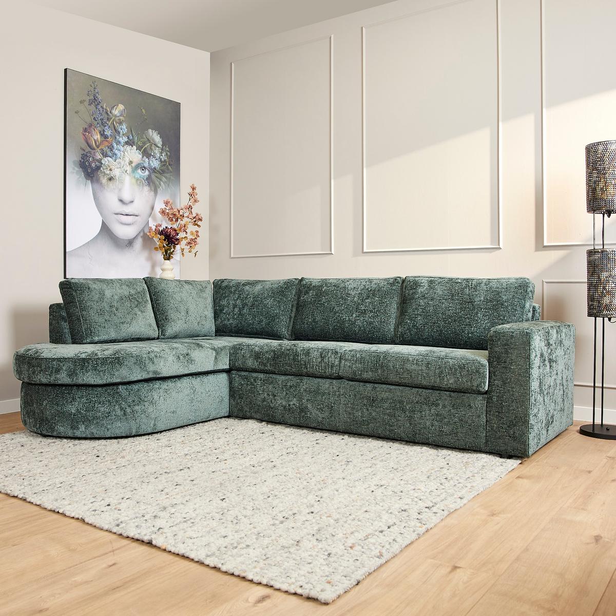Hoekbank Alma groen, vooraanzicht in een interieur