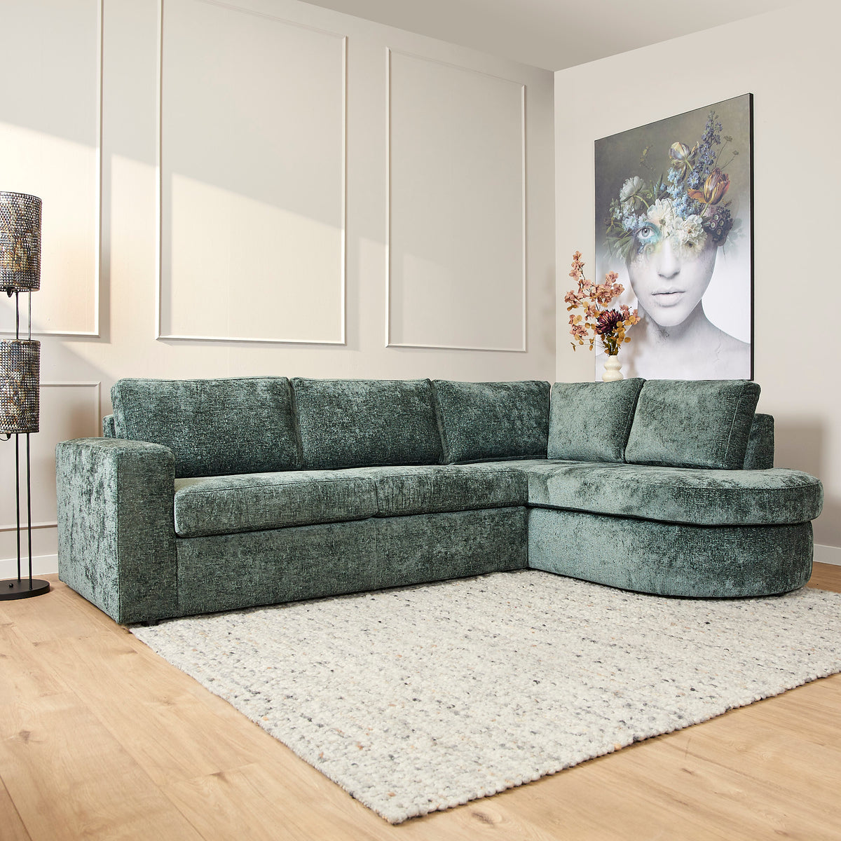 Hoekbank Alma groen, vooraanzicht in een interieur
