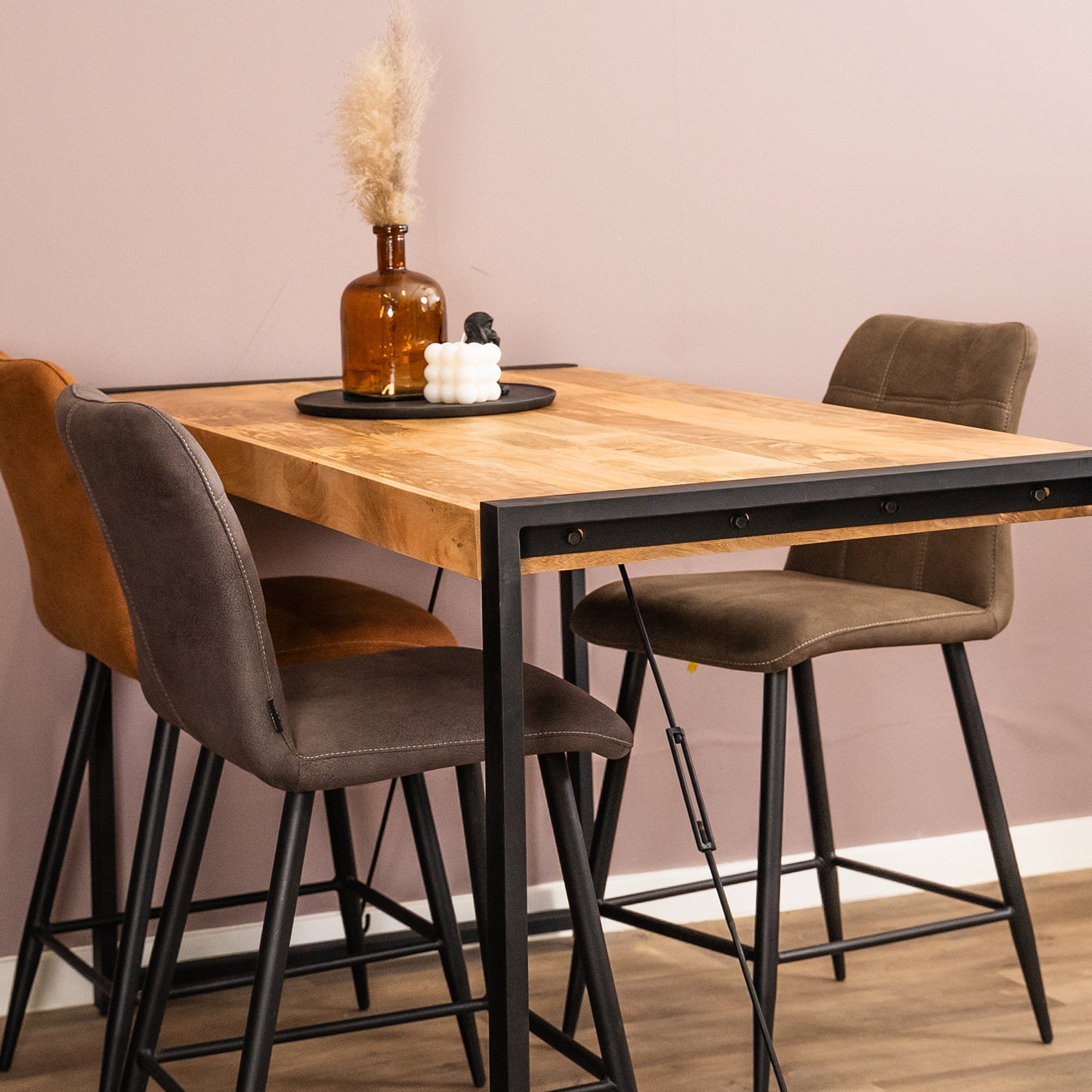 Bartafel Britt | NIEUW | Magazijn leegverkoop — Vooraanzicht - sfeer