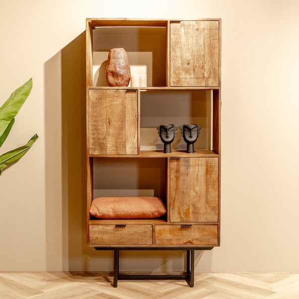 Vakkenkast Valdez naturel mangohout, vooraanzicht in een interieur