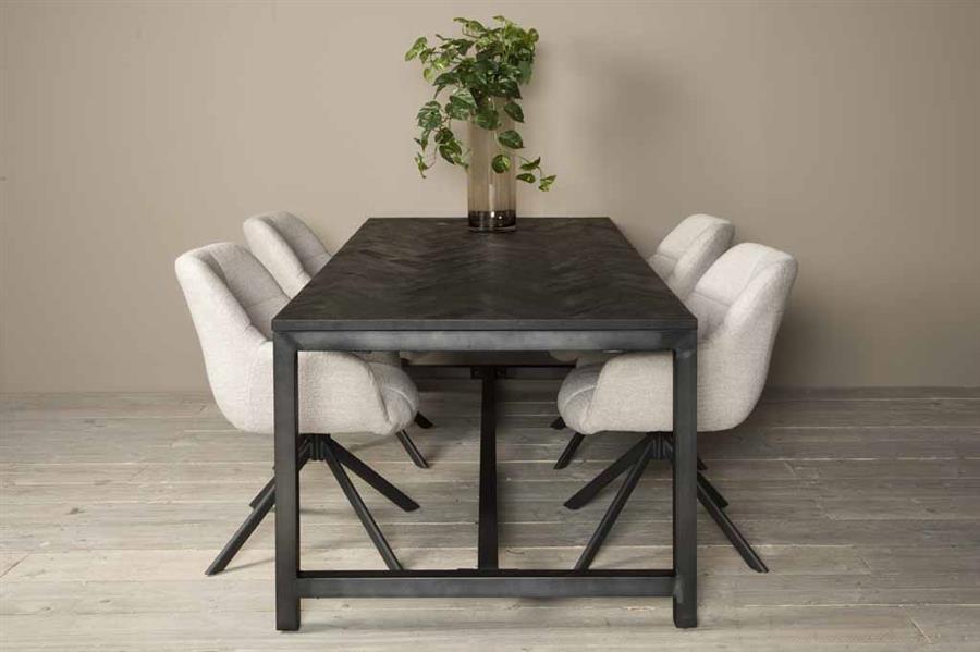 Eettafel Ziano, zijaanzicht in een interieur