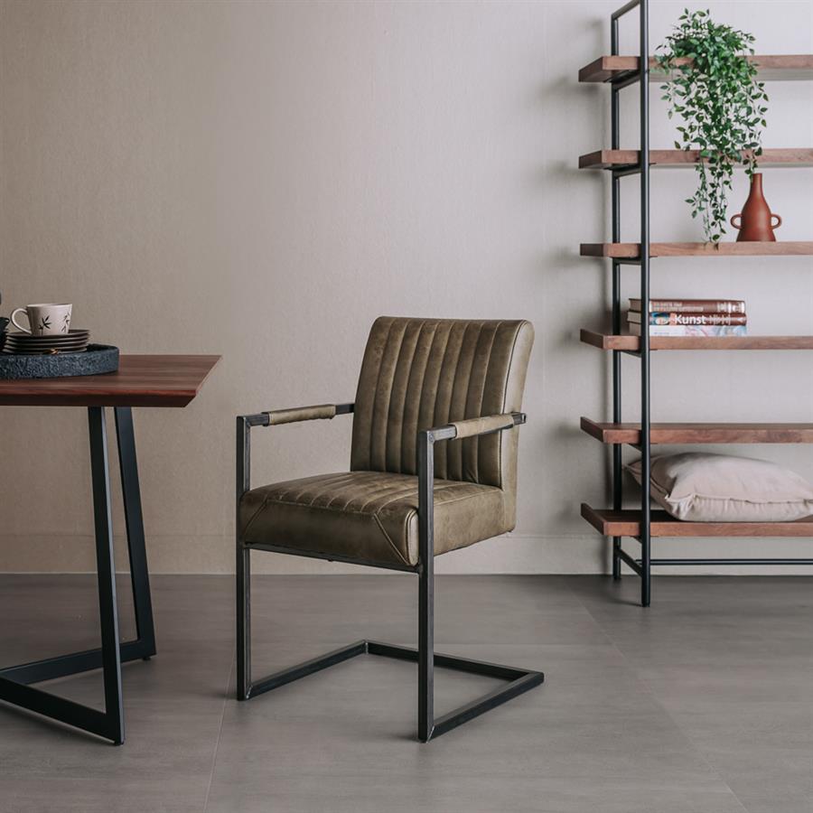 Eetkamerstoel Ferro met armleuning microvezel groen in een interieur