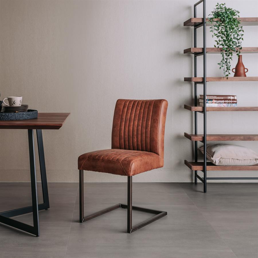 Eetkamerstoel Ferro microvezel lichtbruin, schuin vooraanzicht in een interieur