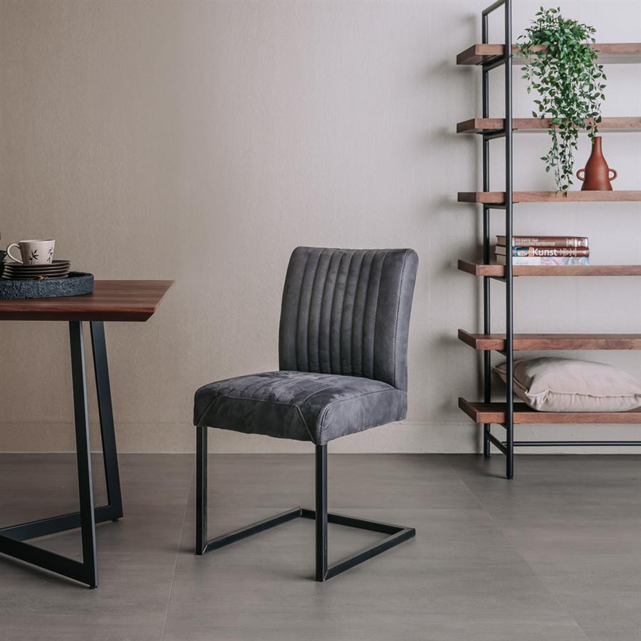 Eetkamerstoel Ferro microvezel antraciet, schuin vooraanzicht in een interieur