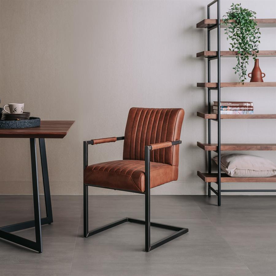 Eetkamerstoel Ferro met armleuning microvezel lichtbruin, schuin vooraanzicht in een interieur