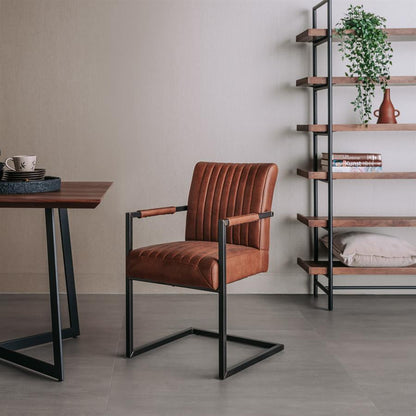 Eetkamerstoel Ferro met armleuning microvezel lichtbruin, schuin vooraanzicht in een interieur