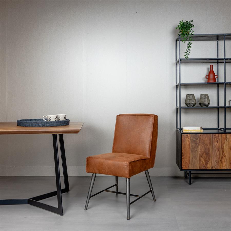 Eetkamerstoel Belmonte fabric cherokee cognac, schuin vooraanzicht in een interieur