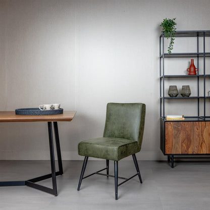 Eetkamerstoel Belmonte fabric cherokee groen, schuin vooraanzicht in een interieur