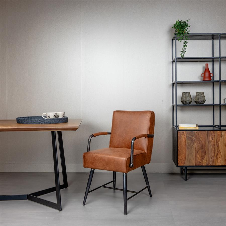 Eetkamerstoel Belmonte met armleuning fabric cherokee cognac, schuin vooraanzicht in een interieur
