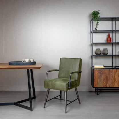 Eetkamerstoel Belmonte met armleuning fabric cherokee groen, schuin vooraanzicht in een interieur