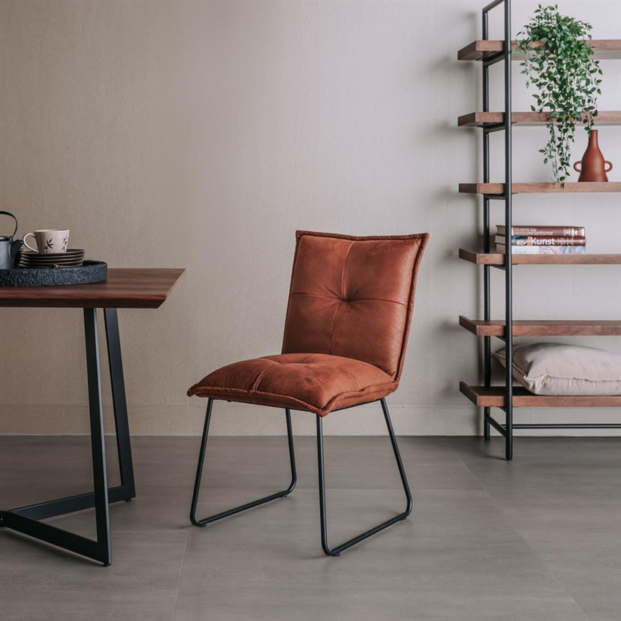 Eetkamerstoel Seda fabric cherokee cognac, schuin vooraanzicht in een interieur