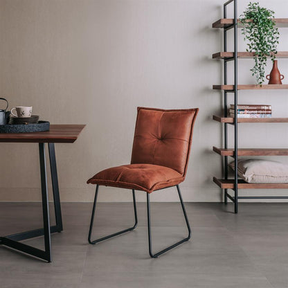 Eetkamerstoel Seda fabric cherokee cognac, schuin vooraanzicht in een interieur
