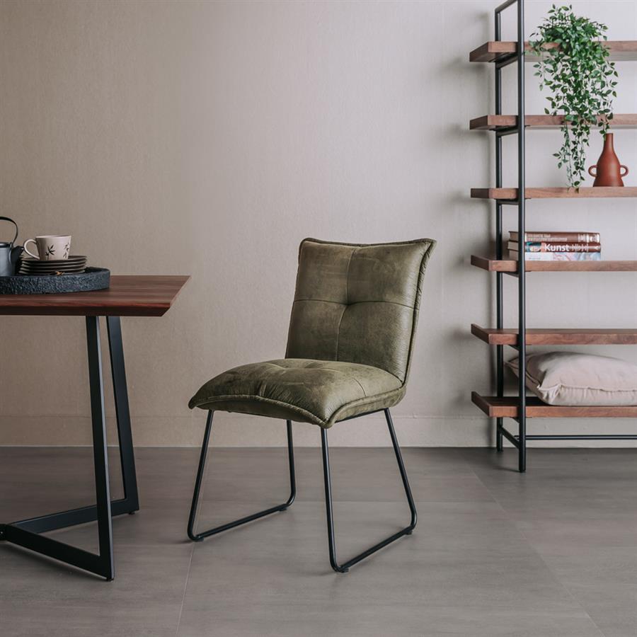 Eetkamerstoel Seda fabric cherokee groen, schuin vooraanzicht in een interieur