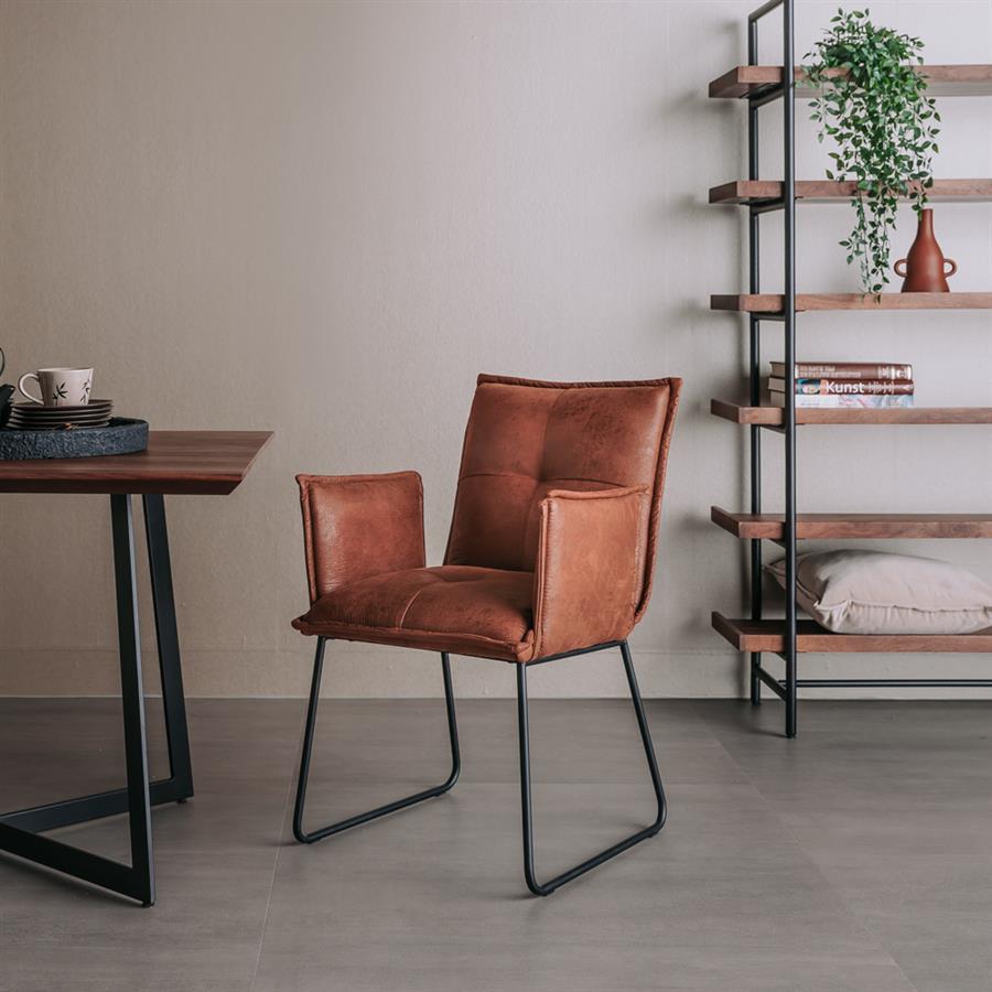 Eetkamerstoel Seda met armleuning fabric cherokee cognac, vooraanzicht in een interieur