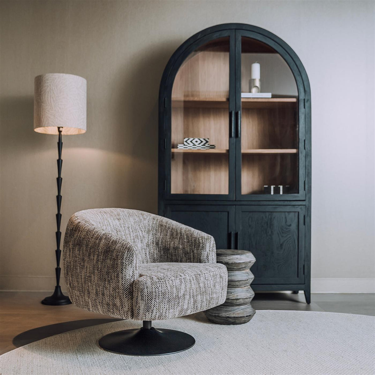 Draaifauteuil Barga grijze stof in een interieur