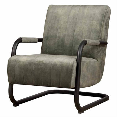 Fauteuil Riva velvet donkergroen, schuin vooraanzicht op witte achtergrond