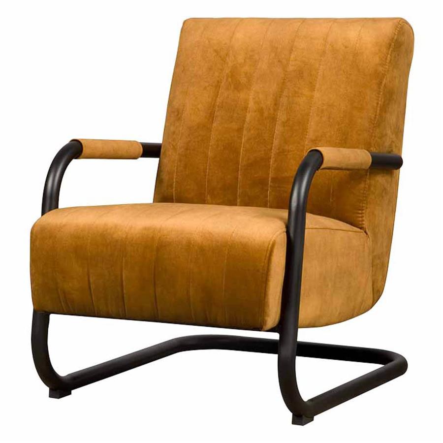 Fauteuil Riva velvet geel, schuin vooraanzicht op witte achtergrond