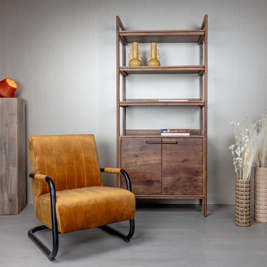 Fauteuil Riva velvet geel in een interieur