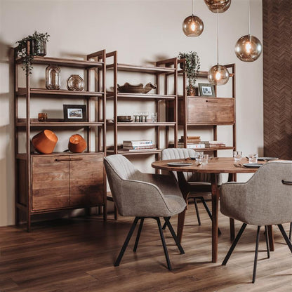 Wandkast Falcone walnoot acaciahout in een interieur