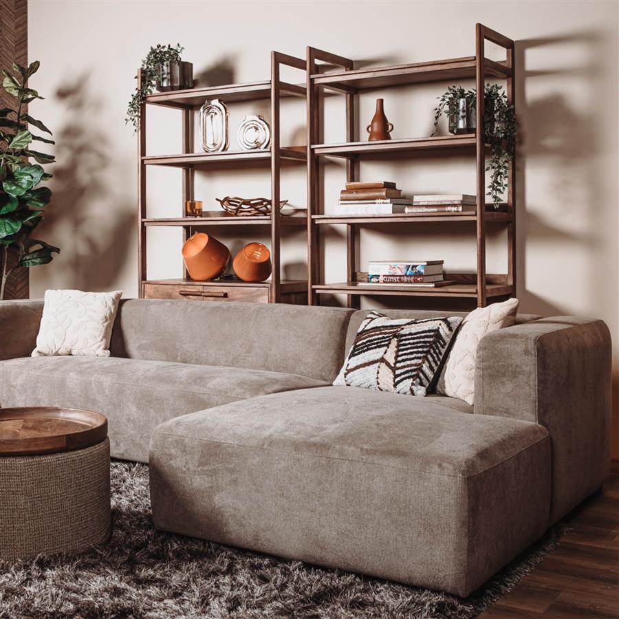 Wandkast Falcone walnoot acaciahout in een interieur