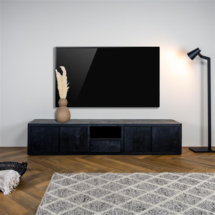 TV-meubel Tenna zwart mangohout, vooraanzicht in een interieur