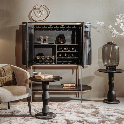 Barkast Rivello zwart mangohout in een interieur