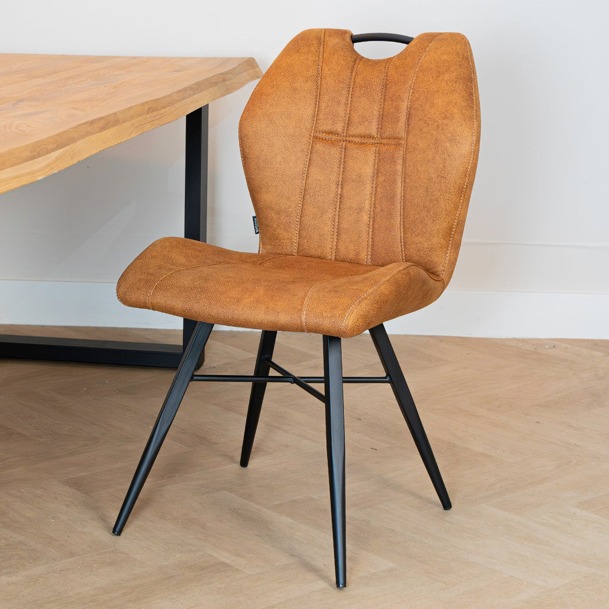 Eetkamerstoel Scala cognac, schuin vooraanzicht in een interieur