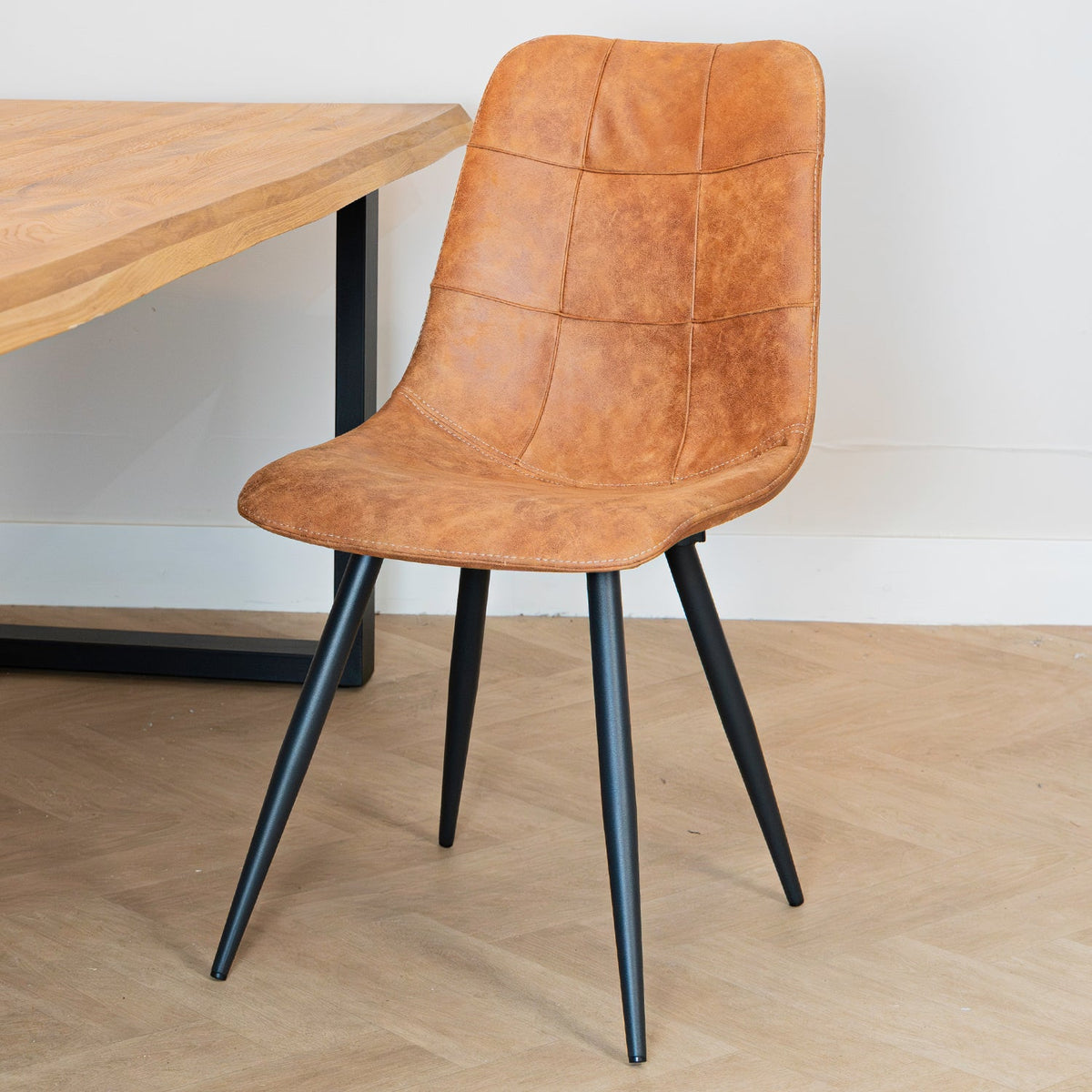Eetkamerstoel Peak cognac, vooraanzicht in een interieur