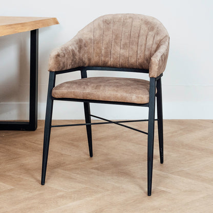 Eetkamerstoel Saar | Taupe Velvet | Magazijn leegverkoop — Vooraanzicht - sfeer