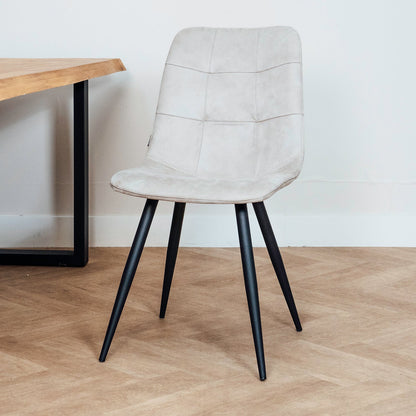 Eetkamerstoel Peak sand magazijn leegverkoop, vooraanzicht in een interieur
