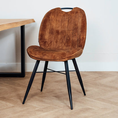 Eetkamerstoel Austin cognac velvet magazijn leegverkoop, schuin vooraanzicht in een interieur