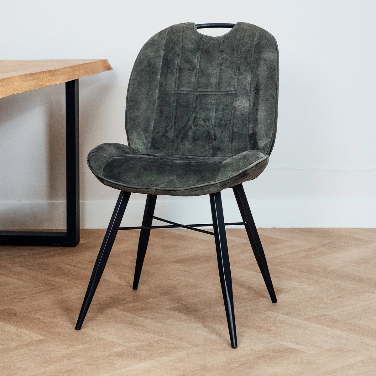Eetkamerstoel Austin hunter velvet, schuin vooraanzicht in een interieur