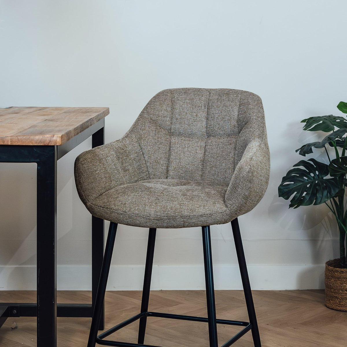 Barkruk Cas | Horecahoogte  | Beige — Zijaanzicht - sfeer
